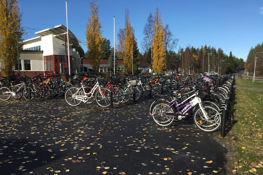 En cykelparkering full av cyklar.