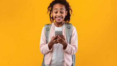 Tjej som tittar på sin mobil