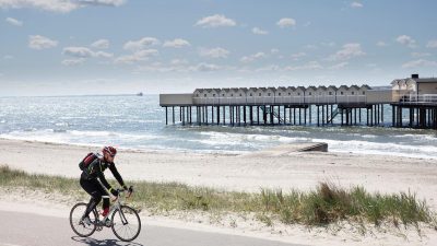 Cyklist på racercykel passerar Pålsjöbaden.