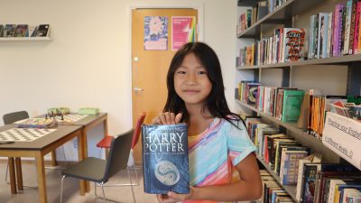 Alice visar upp en Harry Potter-bok