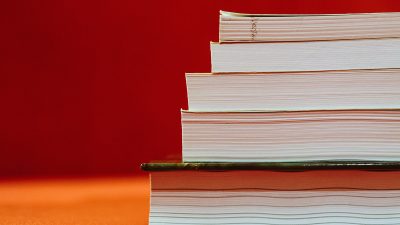 En hög med böcker.